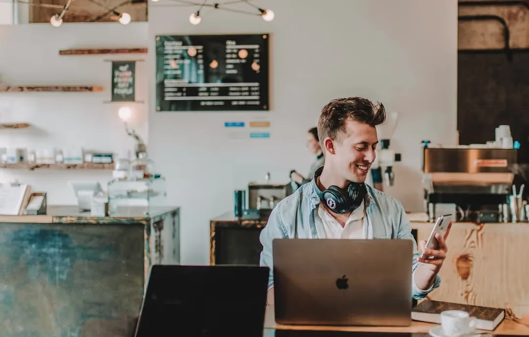 How can stores utilize data analysis tools to improve their management performance?